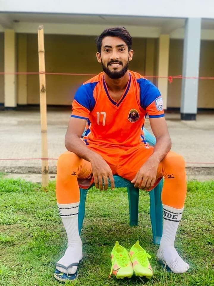 লাল-সবুজ জার্সিতে এবার মাঠে নামছে : ঈসা  ফয়ছাল