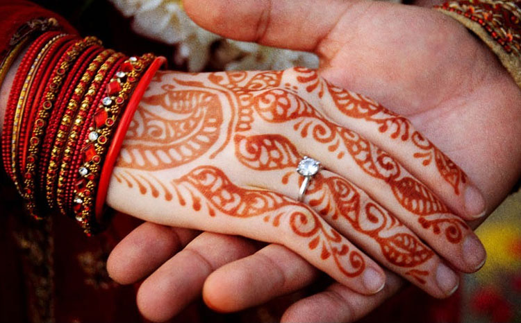 ভালোবেসে বিয়ে, যৌতুক চাওয়ায় আত্মহত্যা