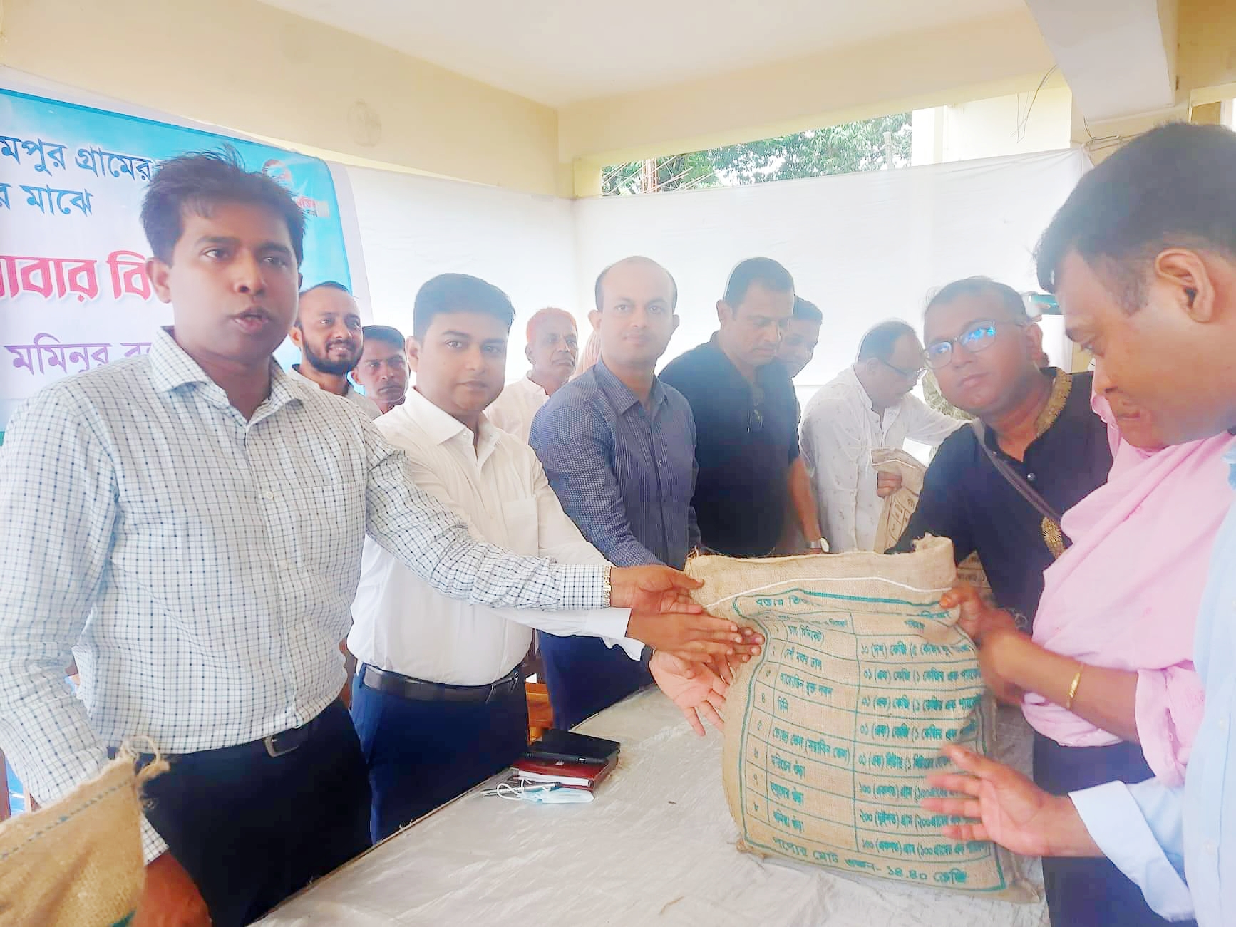 সীতাকুণ্ডের জঙ্গল সলিমপুরে ১০০০ পরিবারের মাঝে চট্টগ্রাম জেলা প্রশাসনের খাবার বিতরণ