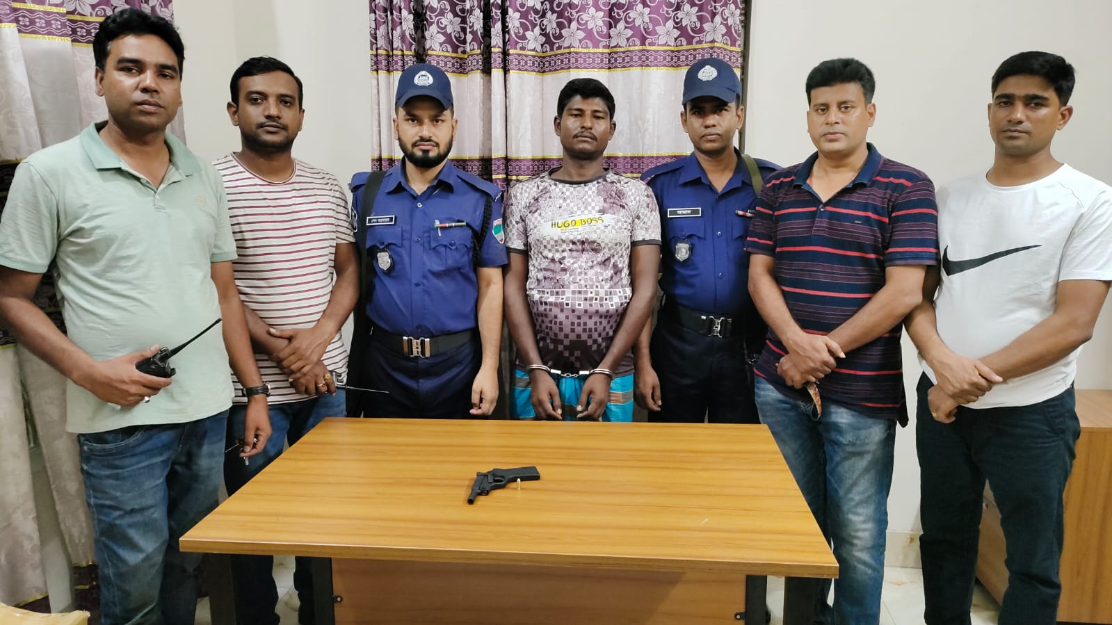 যশোরে ১০ মামলার আসামি কালা জনি অস্ত্রসহ আটক