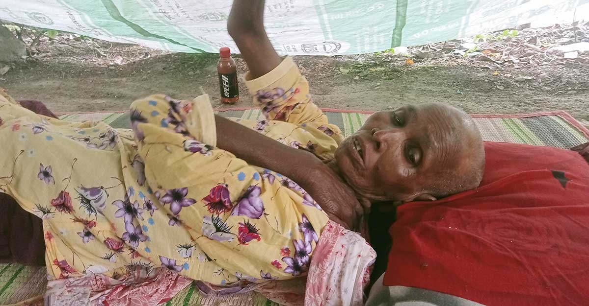মাকে রাস্তায় ফেলে গেলেন সন্তানরা