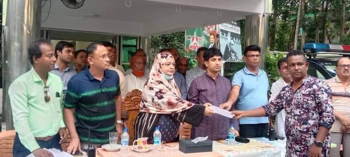 বাকেরগঞ্জে শ্বারদীয় দূর্গাপূজা উপলক্ষে সংসদ সদস্য ব্যাক্তিগত তহবিল থেকে নগদ অর্থ প্রদান