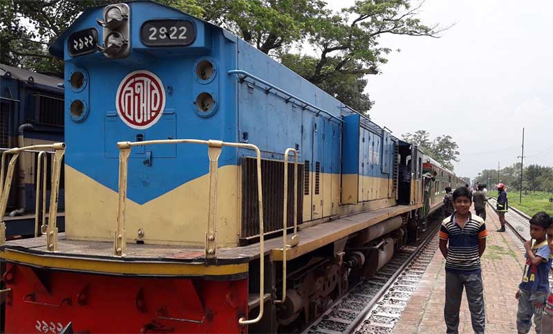 কুমিল্লায় চলন্ত ট্রেনে পাথর নিক্ষেপ