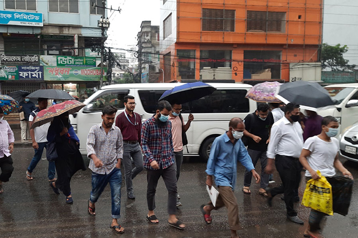 টানা বৃষ্টিতে চরম ভোগান্তি নগরবাসীর