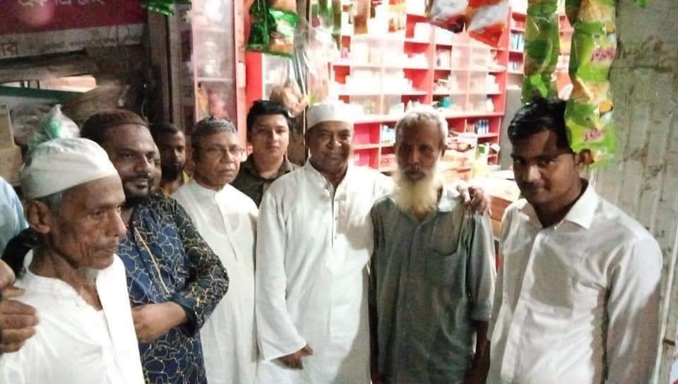 কলাপাড়ায় বিভিন্ন শ্রেণীর পেশার মানুষের সাথে কুশল বিনিময় করছেন এমপি মহিব