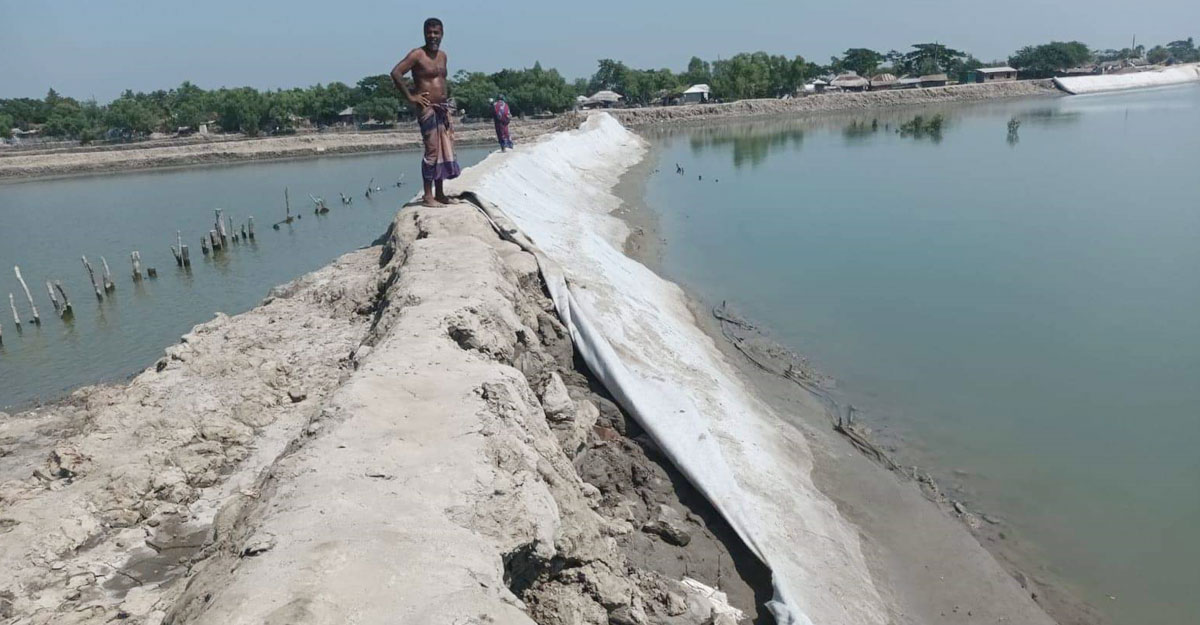 সাতক্ষীরায় ঘূর্ণিঝড় সিত্রাং আতঙ্ক, ঝুঁকিপূর্ণ ২০০ কিমি বেড়িবাঁধ