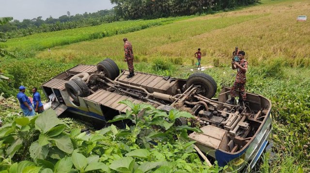 ভাঙ্গায় বাস নিয়ন্ত্রণ হারিয়ে নিহত ৪