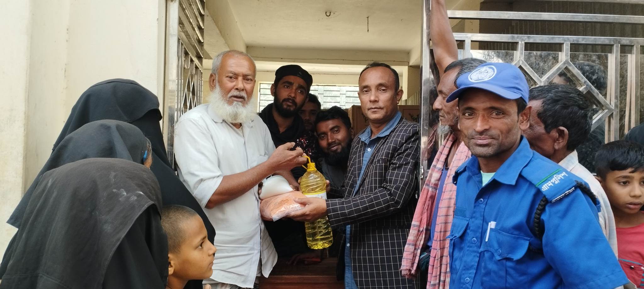 নিকলিতে শান্তিপূর্ণভাবে টিসিবির পণ্য বিক্রি শুরু