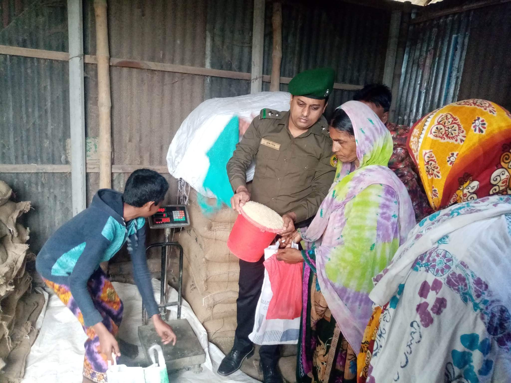 নিকলী হাসপাতাল মোড়ে ও এম এস এর চাল বিক্রয়