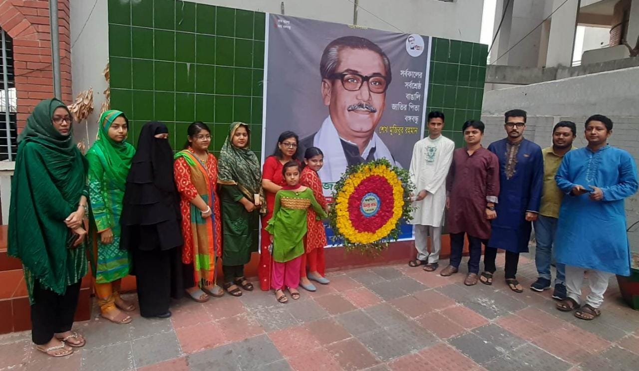 জুডিসিয়াল ম্যাজিস্ট্রেসী চট্টগ্রাম কতৃক শিশু দিবস ও জাতির জনক বঙ্গবন্ধু শেখ মুজিবুর রহমানের জন্মদিন উপলক্ষে বঙ্গবন্ধুর পুষ্প অর্পণ 