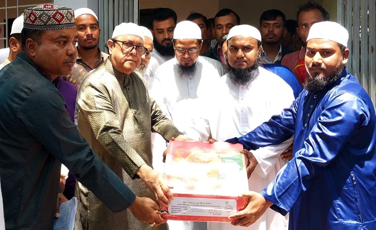 মুরাদনগরে ৭৪টি এতিমখানা ও মাদরাসায় এমপি হারুনের ইফতার সামগ্রী বিতরণ