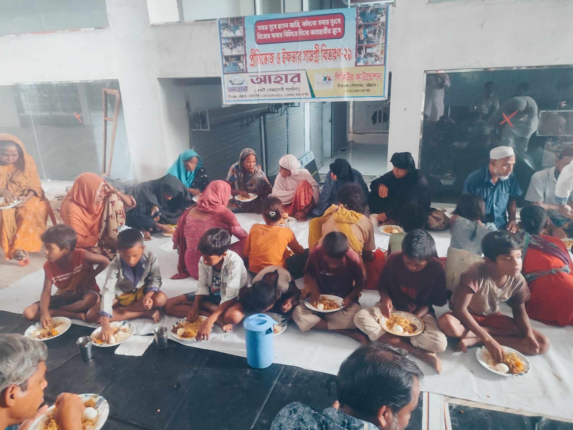 সীতাকুণ্ডে শতাধিক সুবিধাবঞ্চিতদের খাওয়ালেন সেচ্ছাসেবী সংগঠন আহার