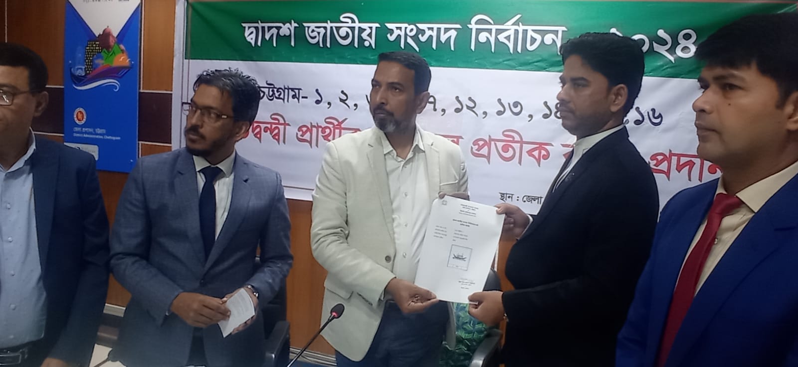 ড. হাছান মাহমুদের পক্ষে প্রতীক বরাদ্দের চিঠি গ্রহণ করলেন অতিরিক্ত মহানগর পিপি এডভোকেট দিদার আলম 