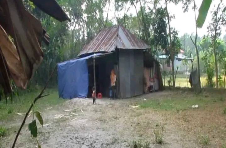 ভোলায় আদালতের নিষেধাজ্ঞা অমান্য করে রাতের আঁধারে ঘর উত্তোলন