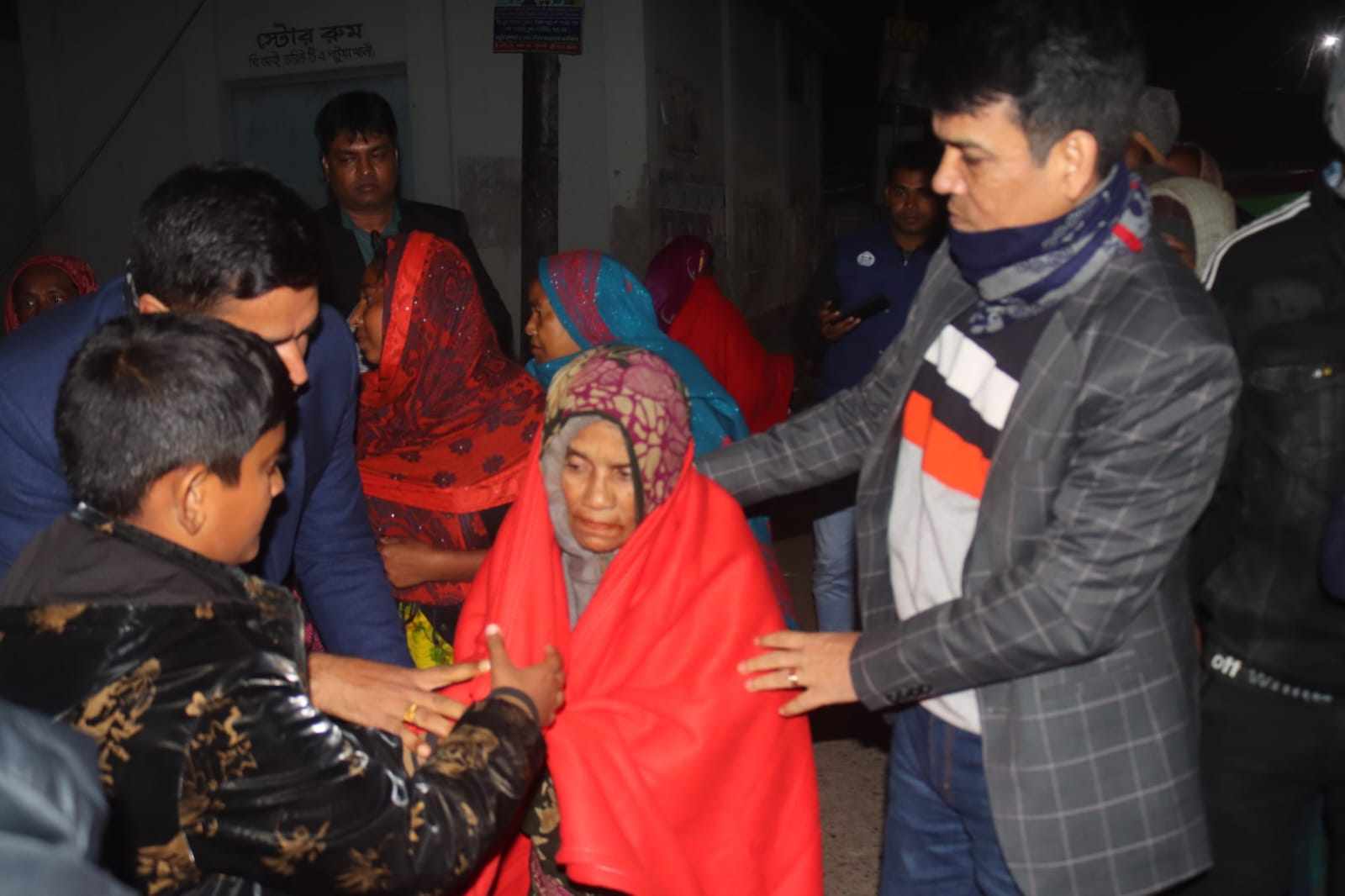 অসহায় শীতার্তদের কম্বল বিতরন করছেন পটুয়াখালীর পুলিশ সুপার সাইদুল ইসলাম।