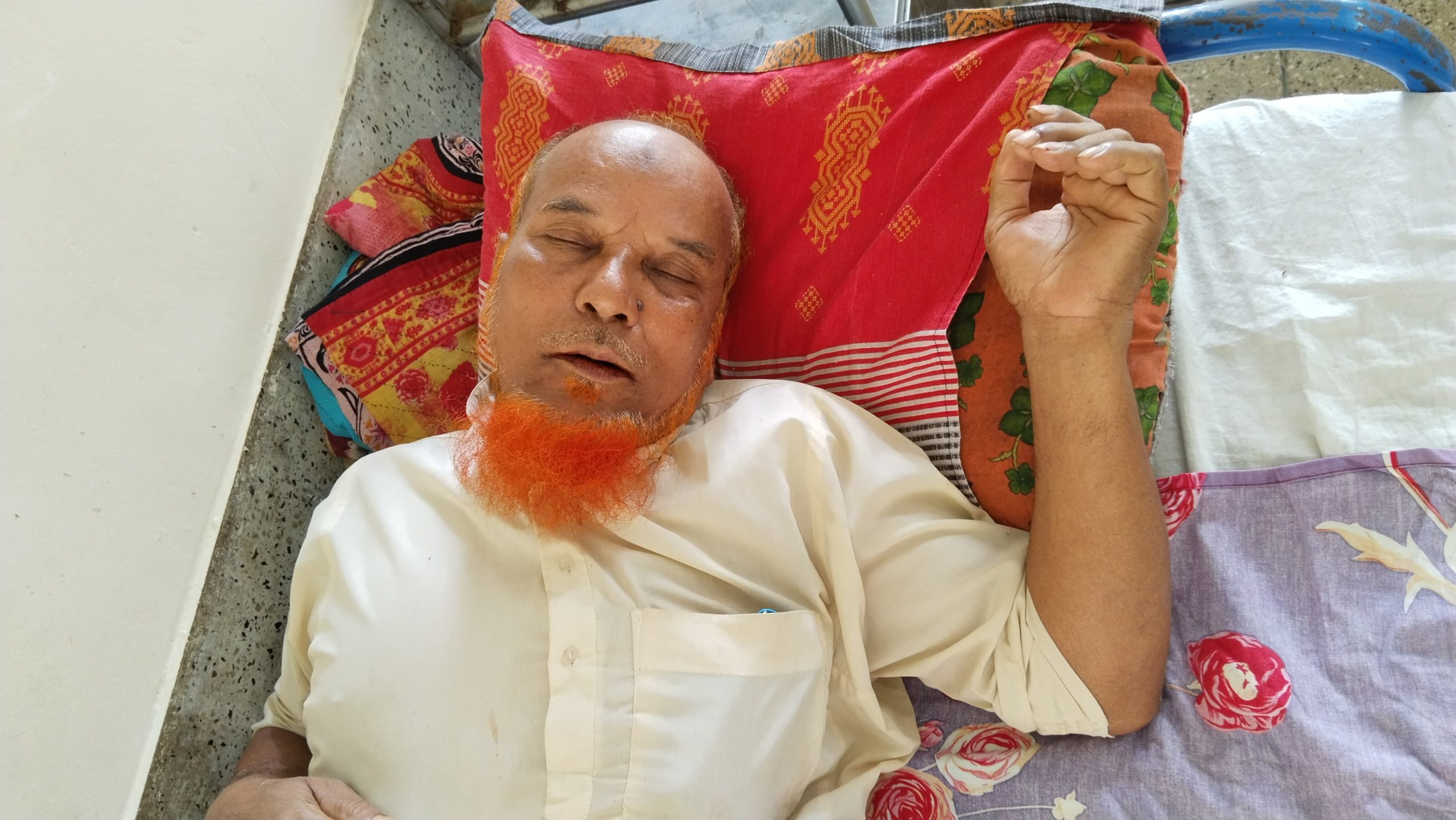 বাউফলে চাচাকে পিটিয়েছে ভাতিজা