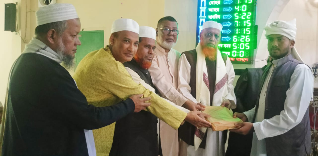 সীতাকুণ্ডে হোসাইন-জোহরা হাফেজিয়া মাদ্রাসায় কোরআন হেফজ সম্পন্নকারী হাফেজদের পাগড়ী প্রদান ও সংবর্ধনা